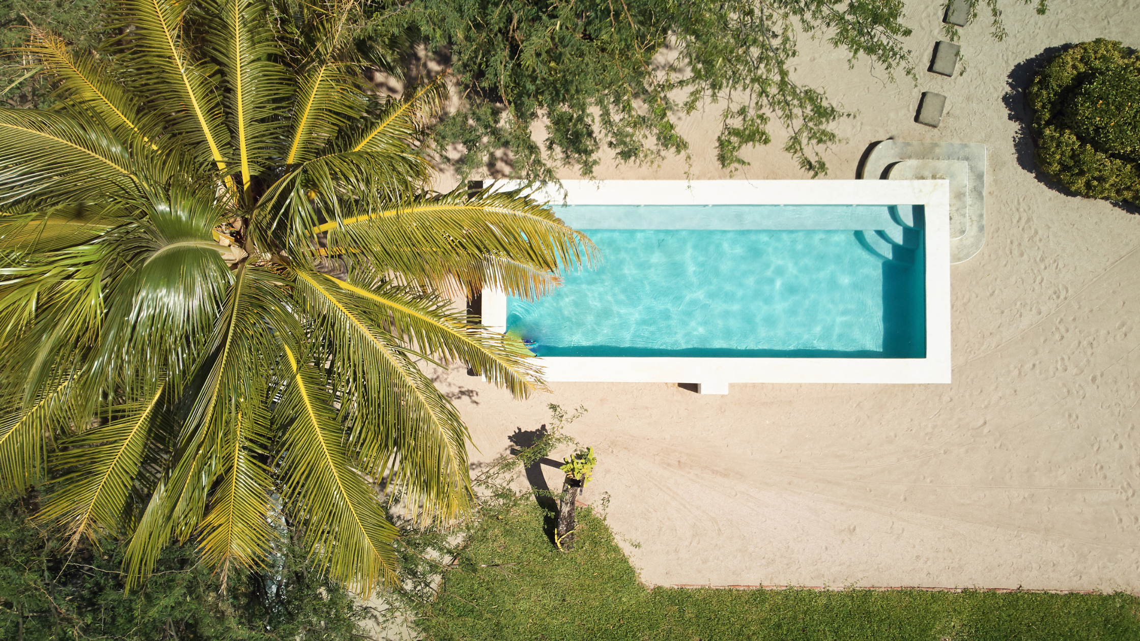 10 idees d’amenagement pour une piscine coque dans un petit jardin