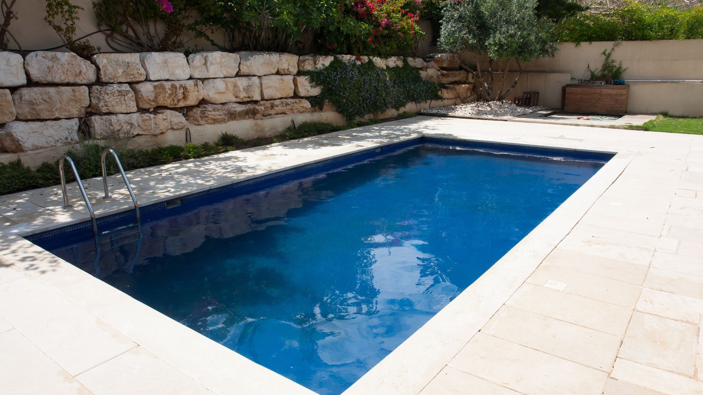 Comment obtenir les autorisations pour construire une piscine coque chez soi